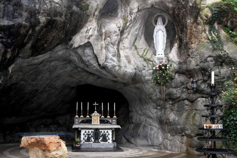 Lourdes: Private Walking Tour With Local Guide - Good To Know