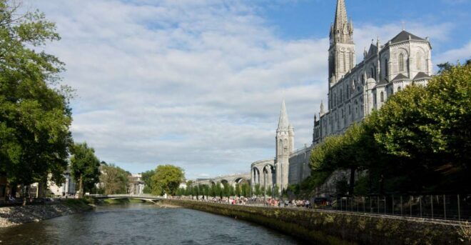 Lourdes: Spiritual and Historical Guided Tour - Explore the Holy Sites
