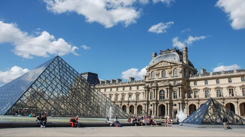 Louvre museum private tour in Paris - Following the guide through the great works