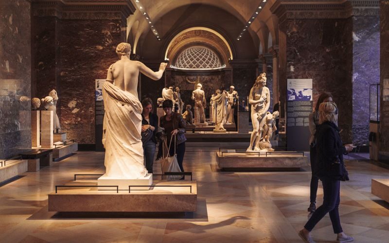 Louvre Museum small group guided tour at a peaceful time - The service question to weigh