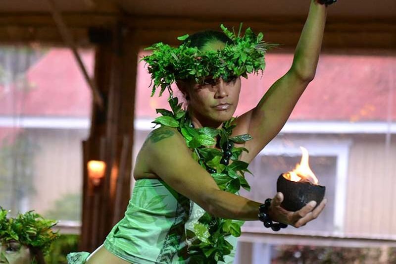 Luau Kalamaku Show and Dinner Admission in Kauai - Browse, take photos, and round out the evening