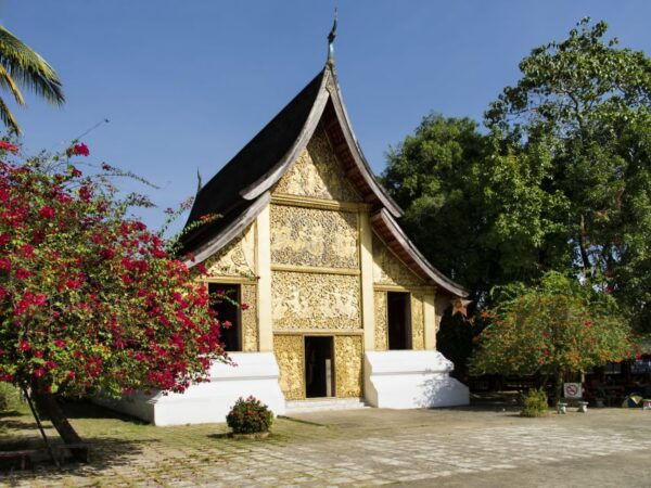 Luang Prabang: Private Must-See Sights and Mount Phousi Tour - Exploring the Night Market and Local Crafts