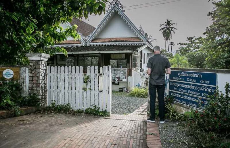Luang Prabang:1 Hour Heritage Tour,snacks,drinks,pick-up - Discovering the Sights: What to Expect on the Tour