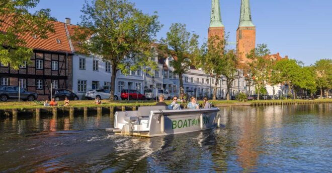 Lübeck: Electric Boat Rental - No Driving License Required - Booking Process