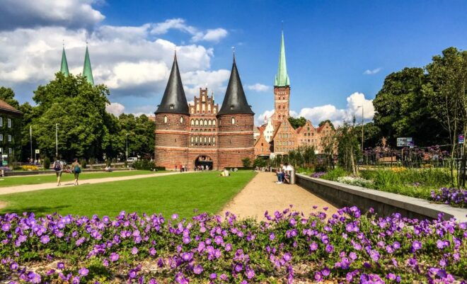 Lübeck: Old Town Highlights Private Walking Tour - Meeting Point and Options