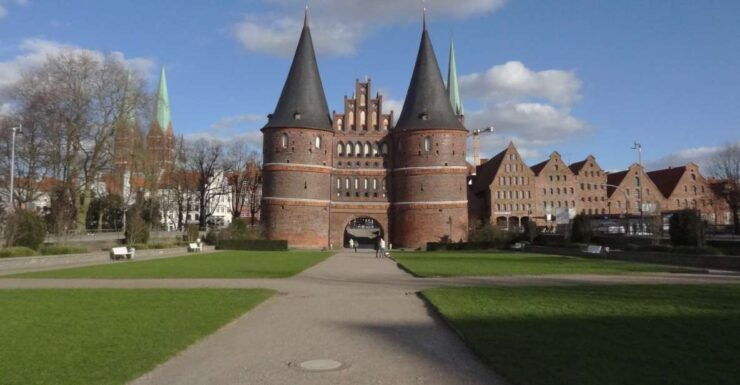 Lübeck: Self-Guided Smartphone Scavenger Hunt Walking Tour - Experience Highlights