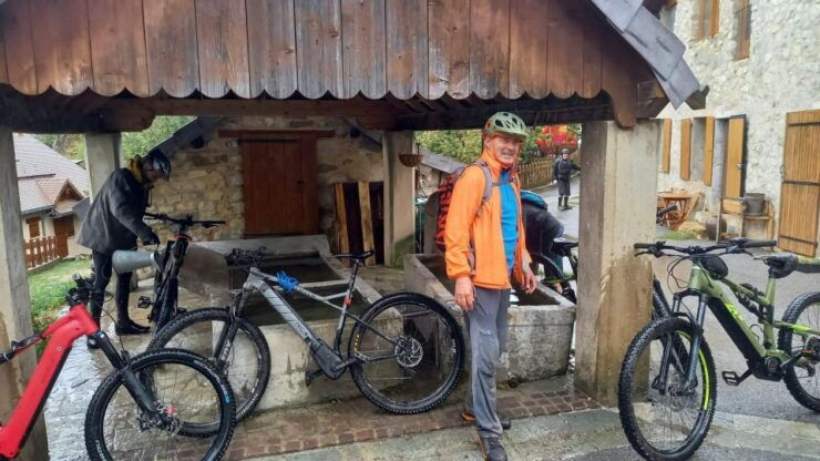 Luberon: E-Bike Rental - Premium Helmets and Safety Measures