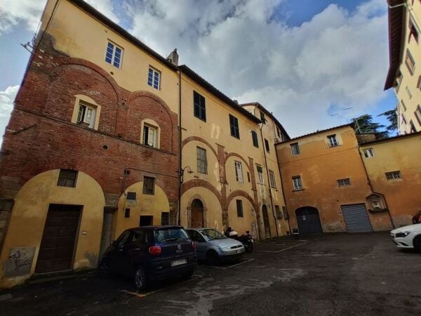 Lucca: Guided Small Group Highlights Walking Tour - 2-Hour Guided Tour With an Expert Local Guide