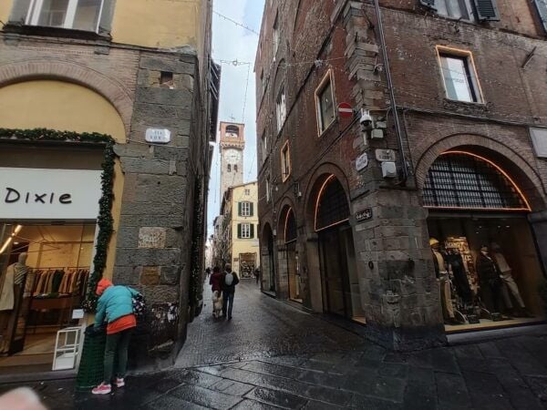 Lucca: Guided Small Group Highlights Walking Tour - Small Group Size for a Personalized Experience