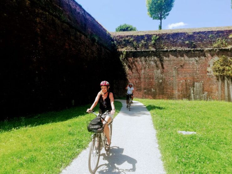 Lucca Sightseeing Tour by E-Bike or City Bike - Experience Highlights