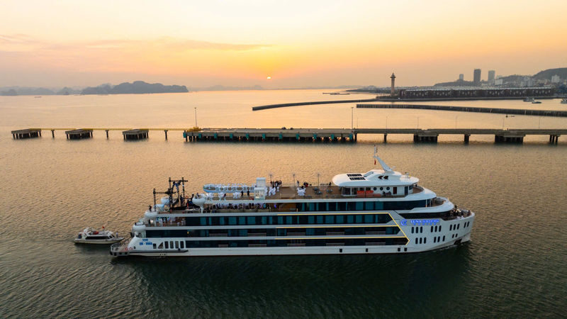 Luna Halong Day Cruise: Ha Long Bay, Sung Sot, Ti Top - A big boat for a big day on the bay