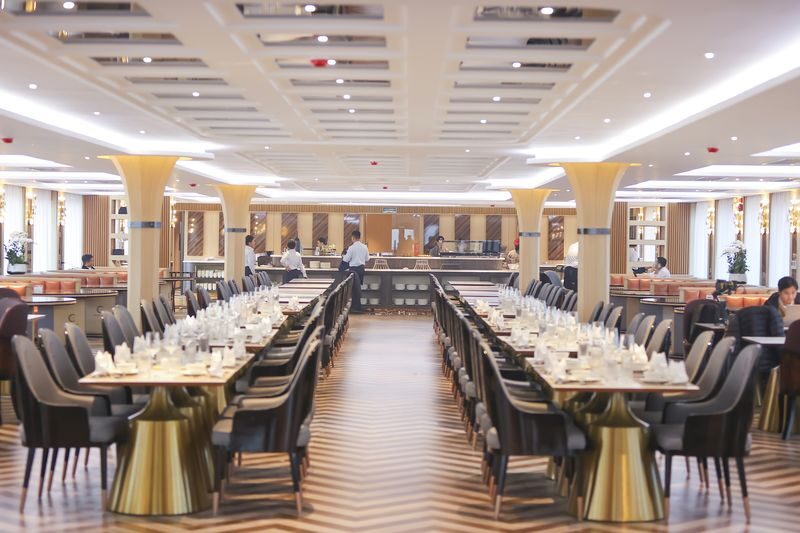 Luna Halong Day Cruise: Ha Long Bay, Sung Sot, Ti Top - On board: lunch, decks and the pool