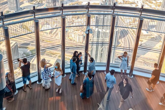 Lunch or Dinner at Burj Khalifa With Tickets - Dining Experience and Atmosphere
