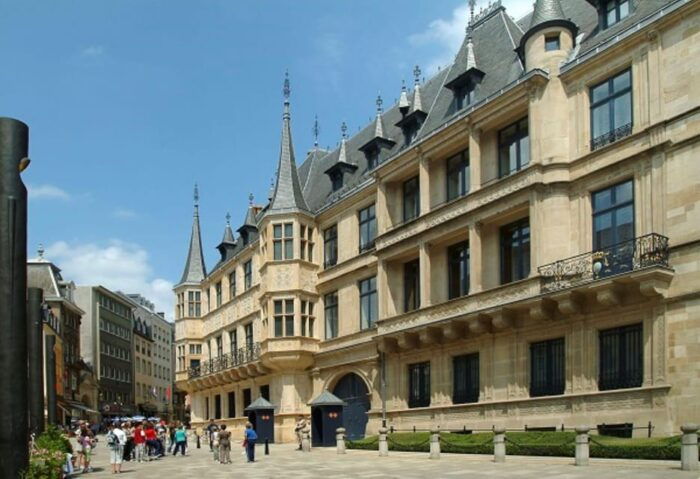 Luxembourg: City Highlights Guided Walking Tour - Experiencing Local Cuisine and Refreshments