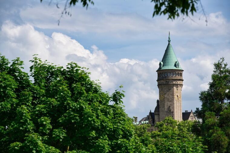 Luxembourg City: Walking Tour With Optional Wine Tastings - Visiting Constitution Square and Plateau Du Saint-Esprit