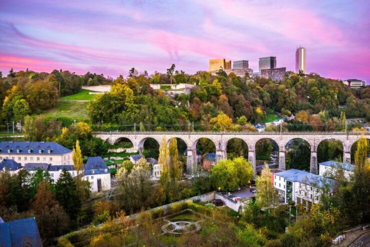 Luxembourg: First Discovery Walk and Reading Walking Tour - Itinerary