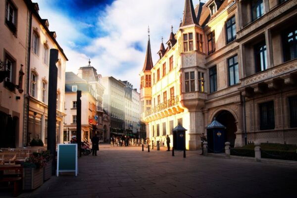 Luxembourg: First Discovery Walk and Reading Walking Tour - Directions