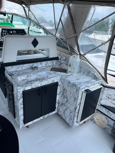 Luxurious 40ft Yacht Charter - Location and Itinerary