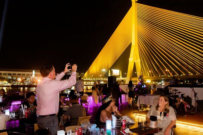 Luxurious Bangkok Grand Pearl Dinner Cruise with Private Transfer - What to Expect from the Itinerary