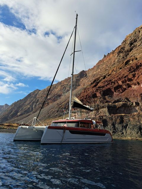 Luxury Catamaran Madeira ́s Sailing Coastline - Discover Madeiras Stunning Sunset Views