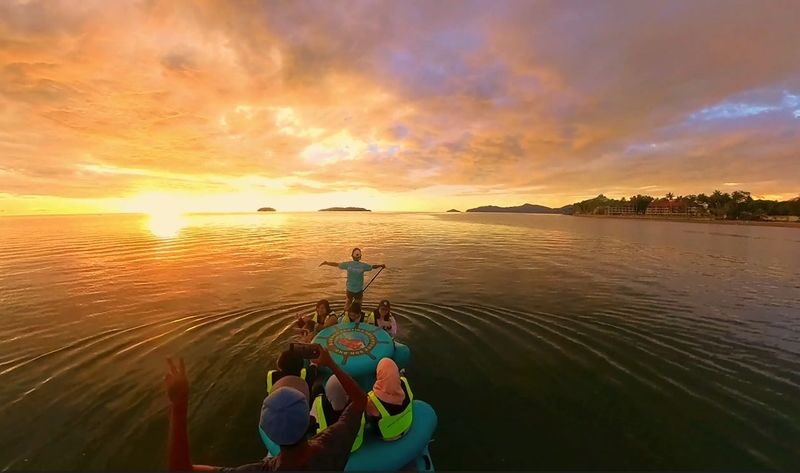Luxury Giga Stand Up Paddle Experience in Kota Kinabalu - What the price buys, and what it doesn’t