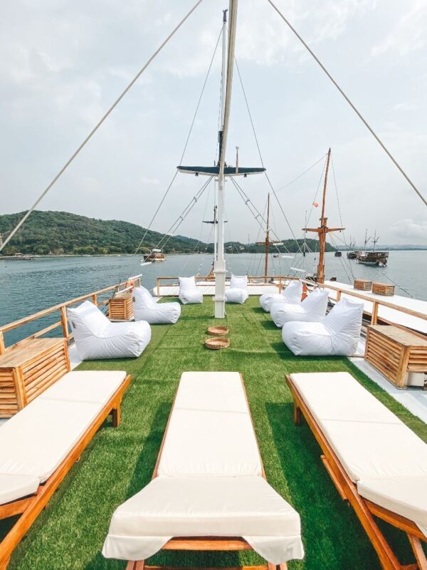 Luxury Phinisi: 3D2N Sailing Liveaboard from Labuan Bajo - Cabins, meals, and what life aboard feels like