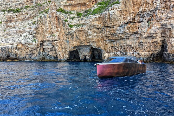 Luxury Powerboat Rent - Details of the Luxury Powerboat