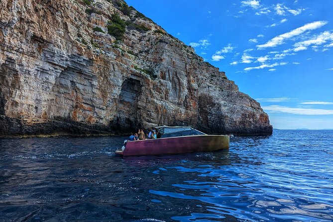 Luxury Powerboat Rent - Pricing Information and Group Size