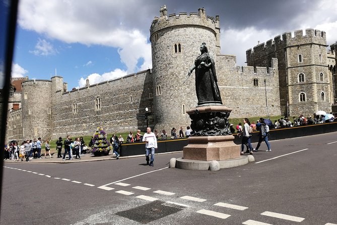 Luxury Private Vehicle Day Hire From & to London via Stonehenge & Windsor Castle - Inclusions: Bottled Water, Snacks, and WiFi
