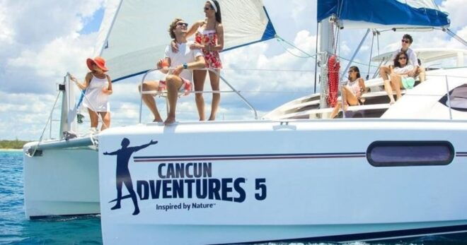 Luxury Sailing and Snorkeling Puerto Aventuras - Onboard Amenities