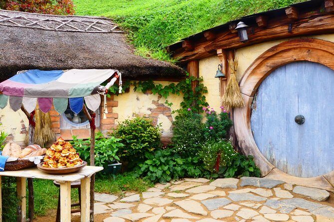 Luxury Small group tour from Auckland to Hobbiton Movie Set - An In-Depth Look at the Hobbiton Experience from Auckland