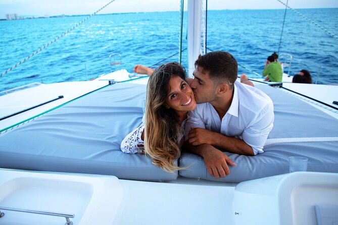 Luxury Sunset Sailing Cruise in Cancun With Light Dinner and Open Bar - Sunset Sailing Experience