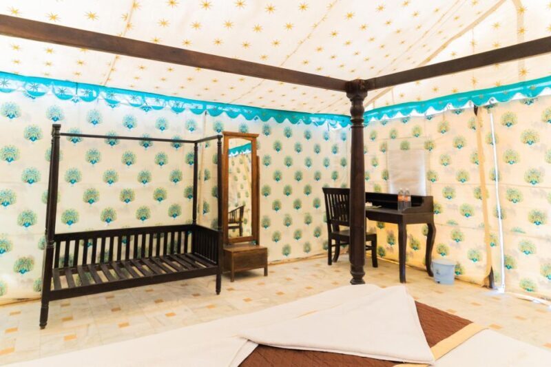 Luxury tent, dinner, breakfast, camel ride in thar desert - Dining and Entertainment — Savoring Local Flavors