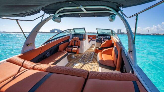 Luxury Yacht 27ft Rental - Meeting Point