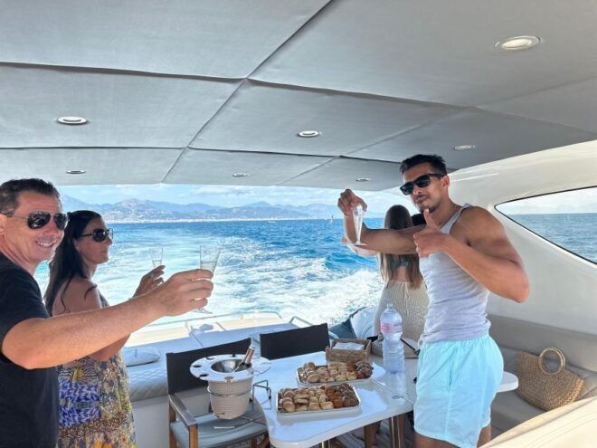 Luxury Yacht Capri Tour With Aperitif - Experience