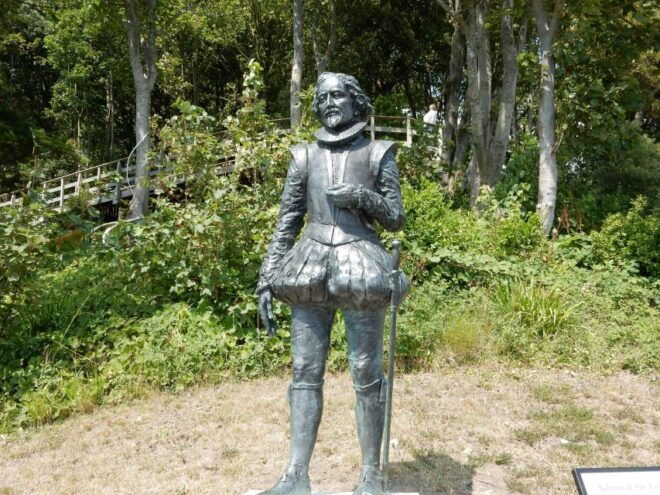 Lyme Regis: Quirky Self-Guided Smartphone Heritage Walks - Uncovering Compelling Stories of the Towns History