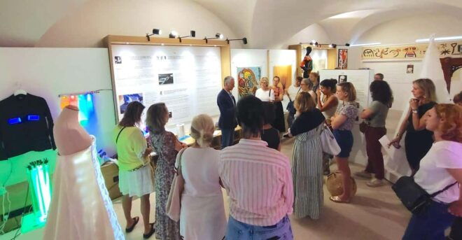 Lyon: Brochier Silk Museum Guided Tour in French - Innovations in Textile Production