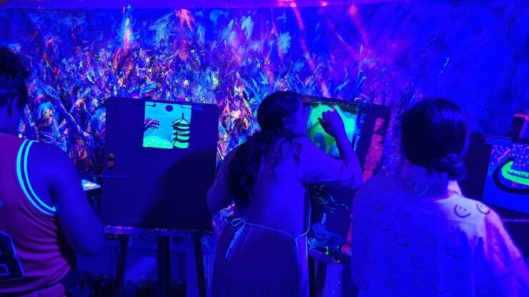 Lyon : Neon Painting in an Artists Studio - Gallery - Guided by Professional Artists