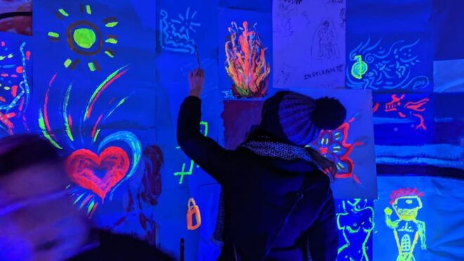 Lyon : Neon Painting in an Artists Studio - Gallery - Gallery Visit and Activities