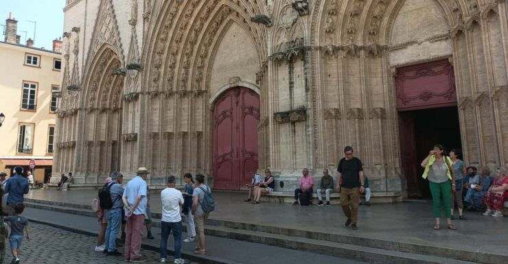 Lyon: Private Guided Tour With an Official Tour Guide! - Meet Your Official Guide