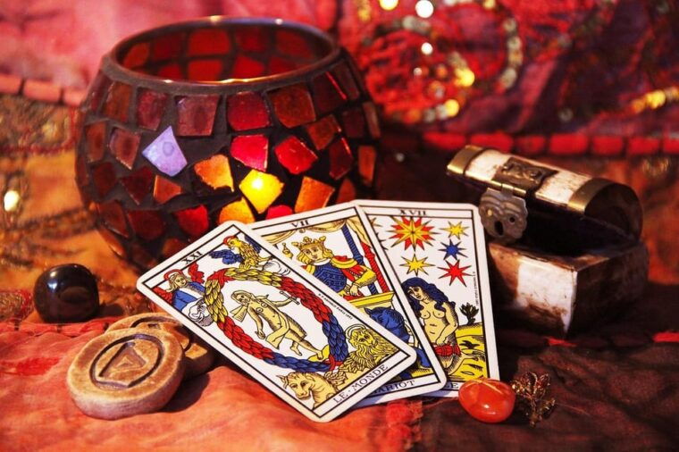 Lyon: Tarot Reading and Neon Painting Workshop - Workshop Highlights