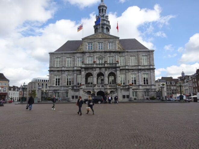Maastricht Self-Guided Walking Tour & Scavenger Hunt - Full Description of the Activity