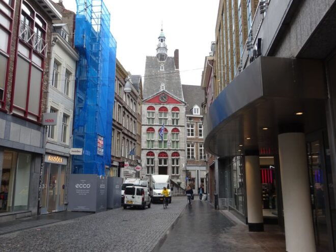 Maastricht Self-Guided Walking Tour & Scavenger Hunt - Selecting Participants and Date