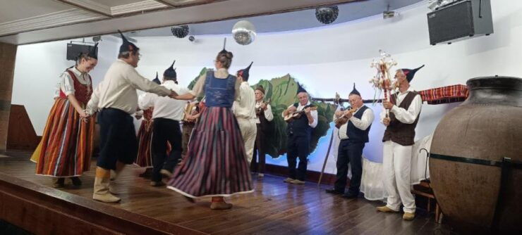 Madeira : Typical Evening With Folk Dancing Entertainment - Culinary Delights and Beverages