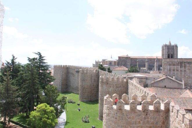Madrid: Avila and Segovia Day Trip With Tickets to Monuments - Review Summary