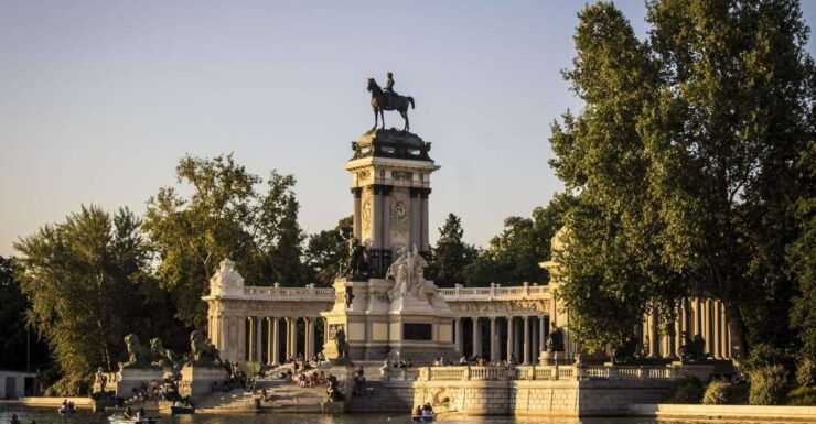 Madrid: Cibeles Rooftop & Retiro Park Guided Walking Tour - Experience Highlights