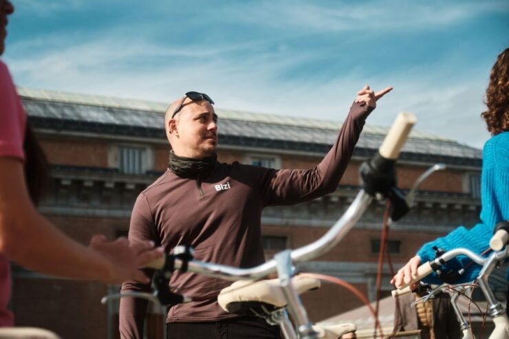 Madrid: City Highlights Guided Vintage Bike Tour - Highlights