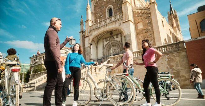 Madrid: City Highlights Guided Vintage Bike Tour - Full Description