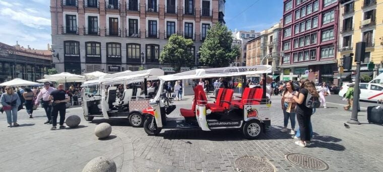 Madrid: Discover the Magic of This City by Tuk Tuk - Capturing Unforgettable Moments on Your Journey