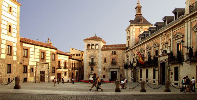 Madrid Evening Tour with Flamenco Show and Optional Tapas - A guide can make the short walk count